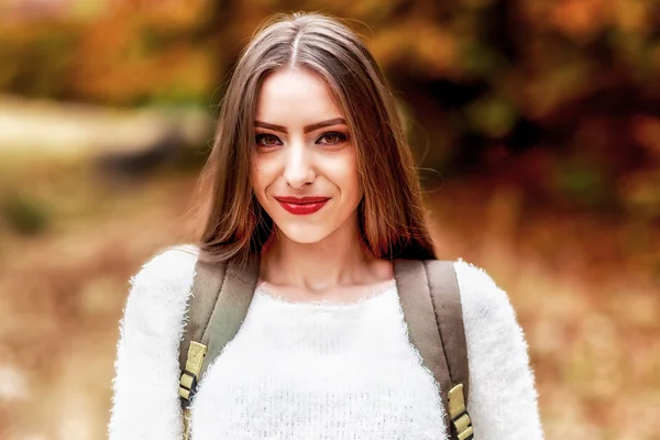 Jeune femme brune portrait en couleur automne — Photo