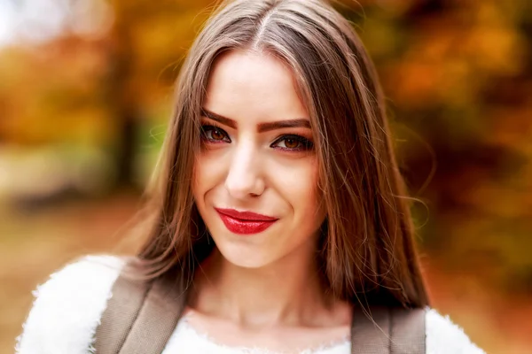 Jonge brunette vrouw portret in herfst kleur — Stockfoto