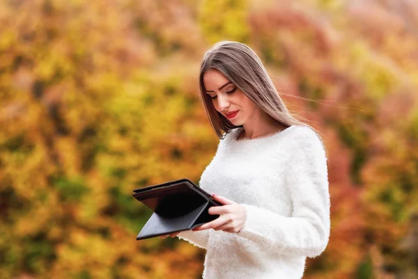 Sezon, technologia i ludzie koncepcja - młoda kobieta z tabletem — Zdjęcie stockowe