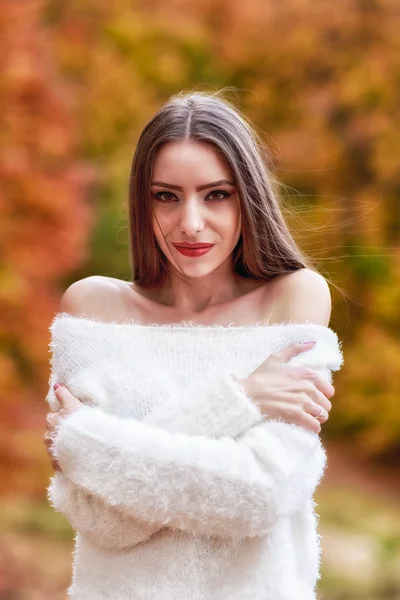 Young brunette woman portrait in autumn color — Stock Photo, Image