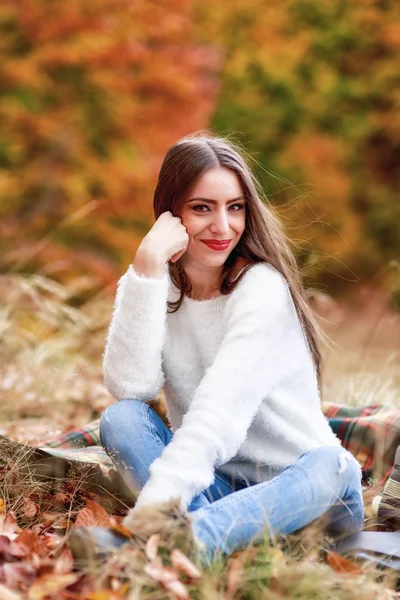 Jonge brunette vrouw portret in herfst kleur — Stockfoto