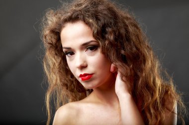 uzun kahverengi saçlı güzel bir kadın. bir zahmet closeup portresi