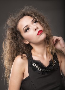 siyah elbiseli şık moda kadın