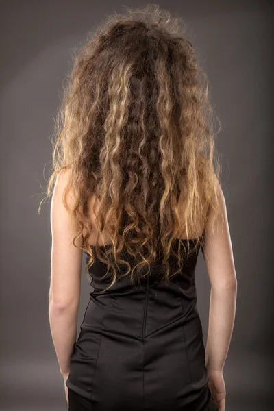 Elegante mujer de moda en vestido negro —  Fotos de Stock