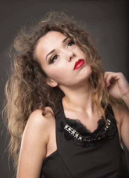 Elegante mujer de moda en vestido negro — Foto de Stock