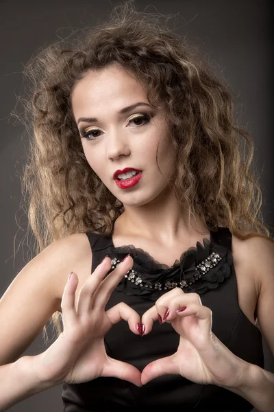 Elegante modieuze vrouw in zwarte jurk — Stockfoto