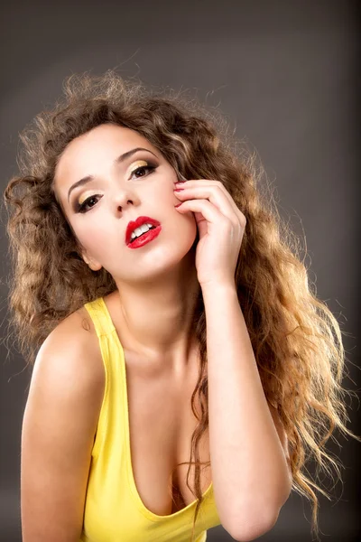 Modella femminile abito giallo contro sfondo grigio — Foto Stock