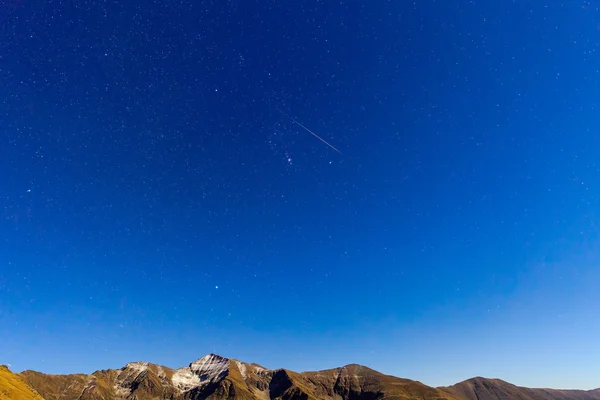 Yıldızlı gece gökyüzü Fagaras dağlarda — Stok fotoğraf