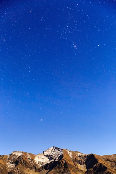 Yıldızlı gece gökyüzü Fagaras dağlarda — Stok fotoğraf