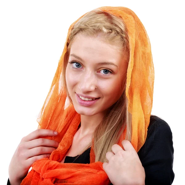 Vacker blond kvinna med blå ögon och färgglad scarf — Stockfoto