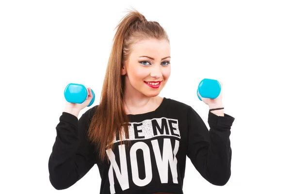 Feliz fitness mujer levantando pesas sonriendo alegre, fresco y — Foto de Stock