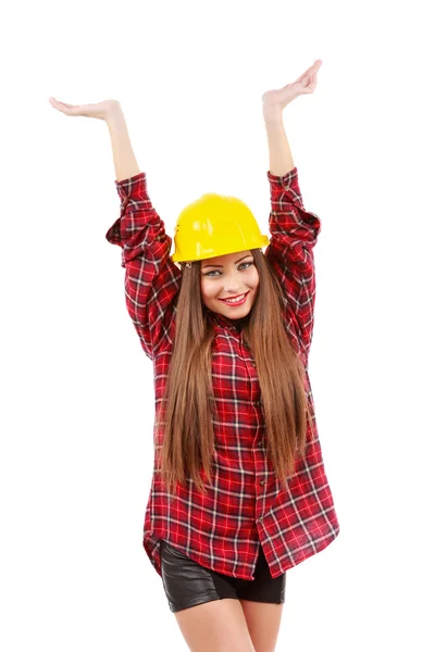 年轻女工在红色的衬衫和黄色头盔的提出 — 图库照片
