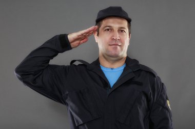 Güvenlik görevlisi saldırı pozisyonu gri arka plan üzerinde izole