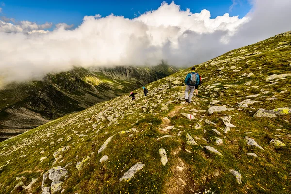 Krajina s lidmi zkoumající hor — Stock fotografie