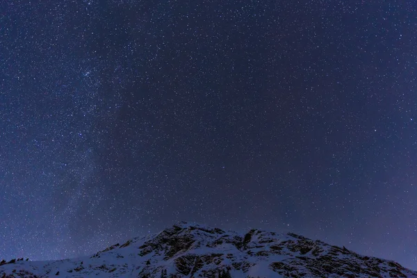 Landschaft mit Bergen und blauem Himmel in der Winternacht — Stockfoto