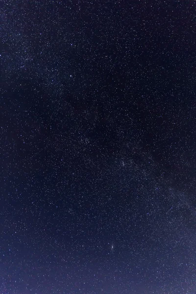 冬の夜の山と青空の風景します。 — ストック写真