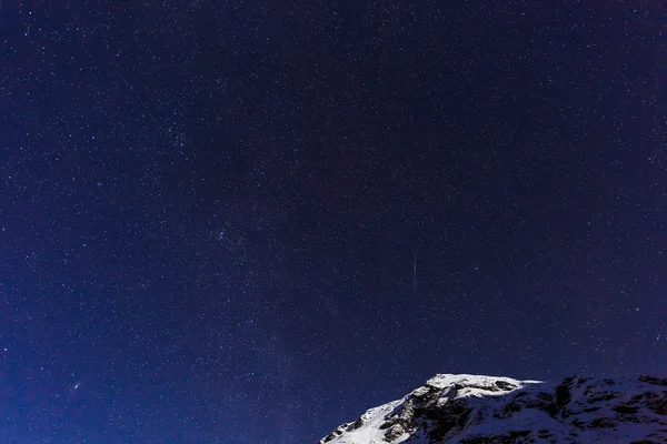 Paisaje con montañas y cielo azul en la noche de invierno —  Fotos de Stock