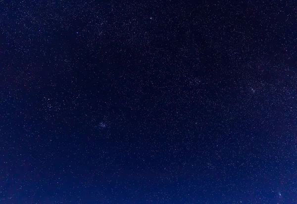 冬の夜の山と青空の風景します。 — ストック写真
