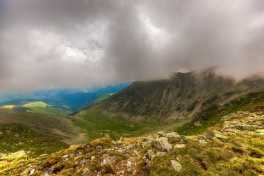 Fagaras ile Romanya ve t arasında bulutlar dağlar manzara