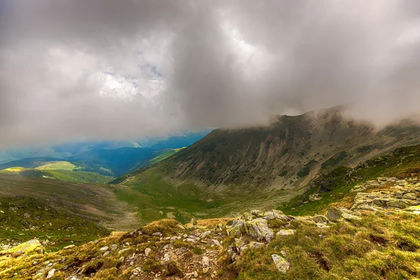 Krajina s Fagaras hory v Rumunsku a mraky mezi t — Stock fotografie