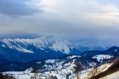 Kış manzarası piatra craiului dağlar Romanya