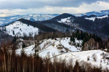 Bulutlu gökyüzü altında karlı dağlarda ile manzara