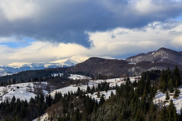 曇り空の下で雪に覆われた山のある風景します。 — ストック写真