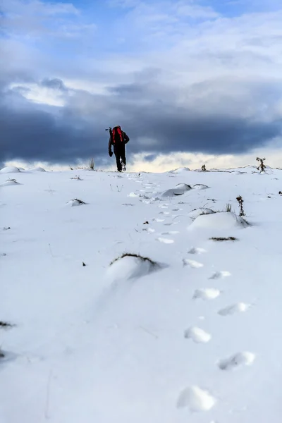 Naturaleza fotógrafo trekking en las montañas invierno —  Fotos de Stock