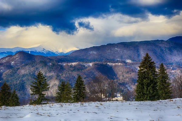 曇り空の下で雪に覆われた山のある風景します。 — ストック写真