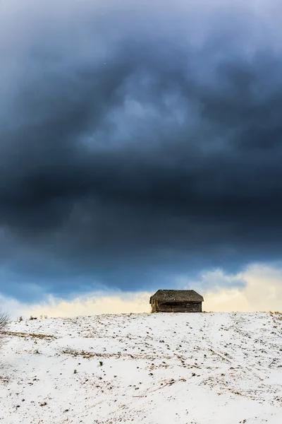 Antiguo granero de madera en el campo, en el invierno — Foto de Stock