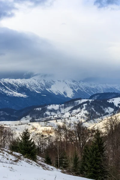 曇り空の下で雪に覆われた山のある風景します。 — ストック写真