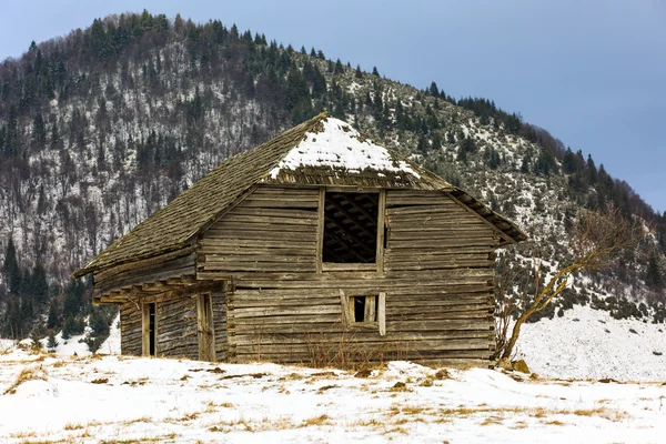 Παλιό ξύλινο αχυρώνα στην ύπαιθρο, το χειμώνα — Φωτογραφία Αρχείου