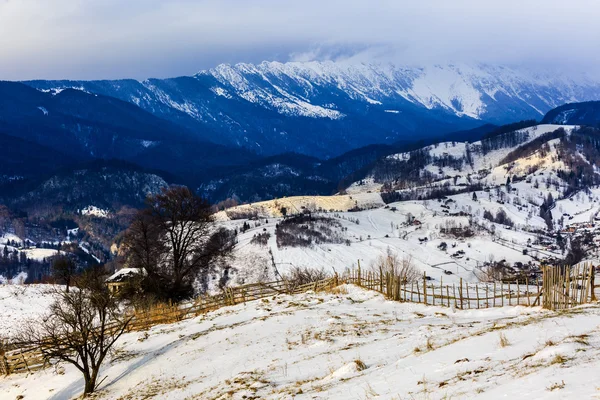 ピアトラ craiului 山ルーマニアの冬の風景 — ストック写真