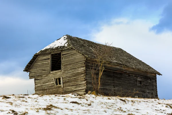 Old wooden barn in the countryside, in the winter — Stock Photo, Image