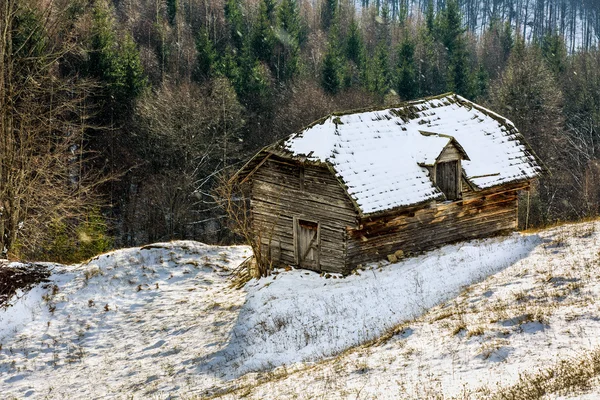 Old wooden barn in the countryside, in the winter — Stock Photo, Image