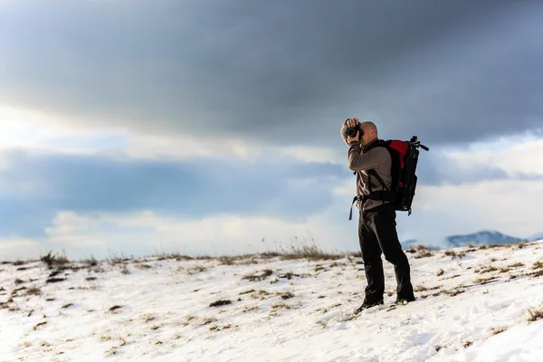 自然写真家山冬のトレッキング — ストック写真