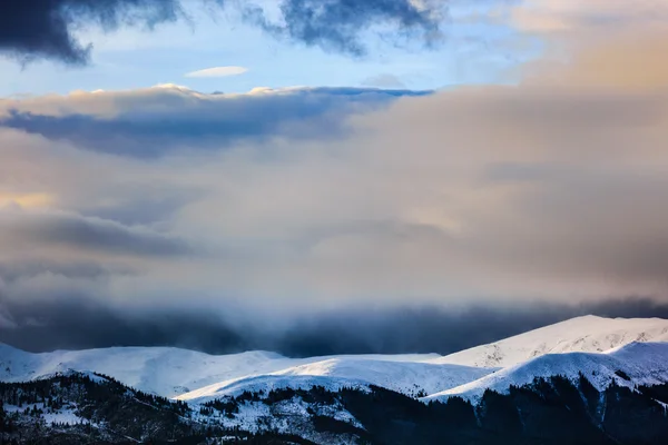 美丽的风景冬天雪盖的山 — 图库照片