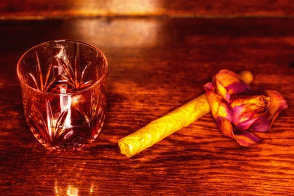 木製のテーブルに葉巻とウィスキー飲み物 — ストック写真