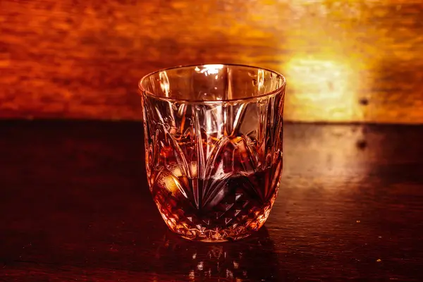 Bebida de uísque na mesa de madeira — Fotografia de Stock