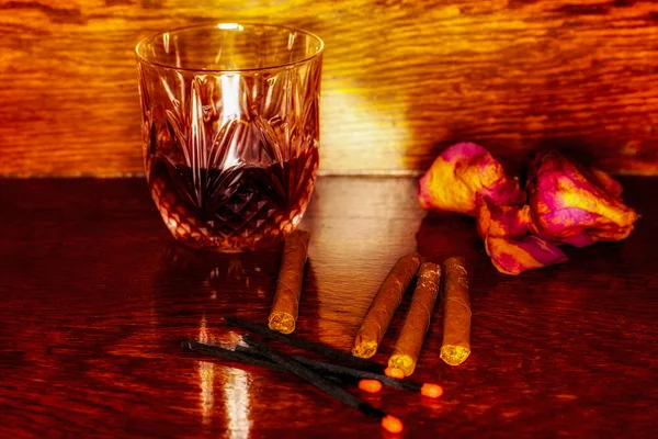Whisky drinkar med cigarrer på träbord — Stockfoto