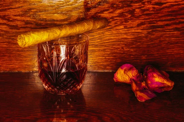 Bebidas de uísque com charutos na mesa de madeira — Fotografia de Stock