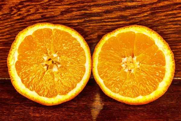 Оранжевый пополам на деревянном столе — стоковое фото