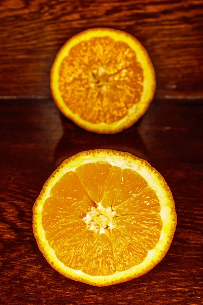 Оранжевый пополам на деревянном столе — стоковое фото
