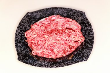 çiğ kıyma üzerine beyaz izole kase