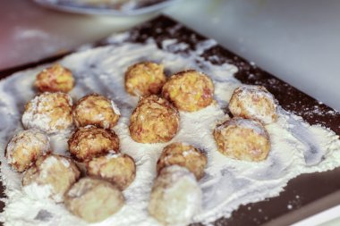 ahşap masada yemek pişmiş köftesi