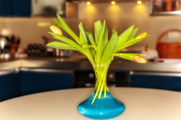 Grono tulipany na stole w kuchni — Zdjęcie stockowe