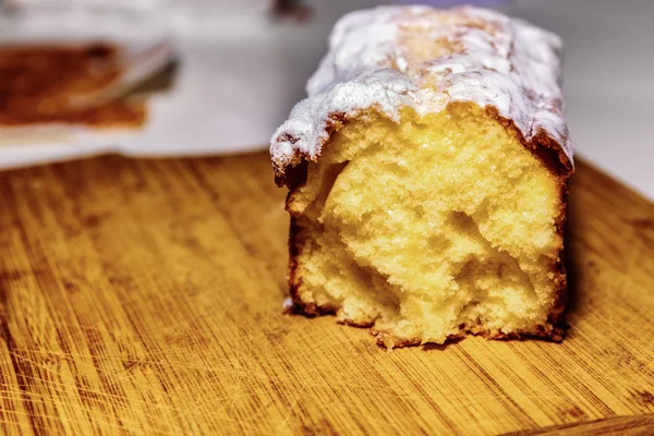 Pezzo di torta su una tavola di legno — Foto Stock