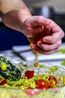 Spagetti pesto sos ve kiraz domates ile