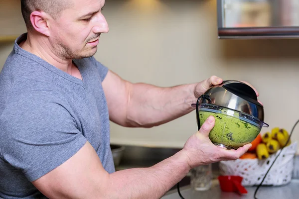 Gros plan d'un chef utilisant un mixeur à main pour faire du pesto — Photo