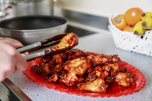 Closeup de caramelizado asiático asas de frango com foco seletivo — Fotografia de Stock